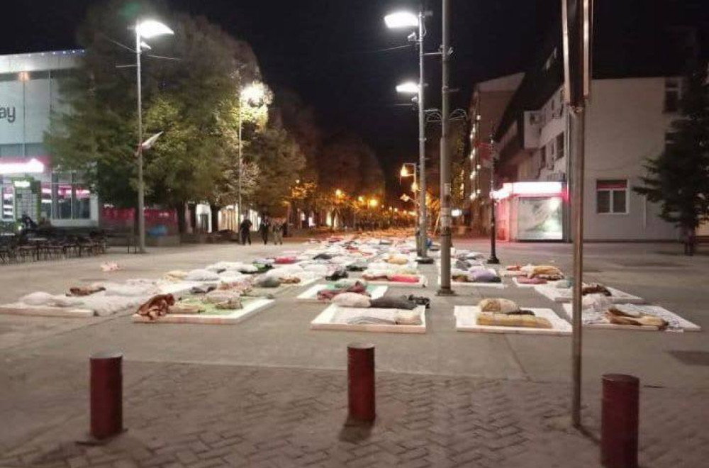 Blokaderi doživeli fijasko: Komične scene iz Inđije – scenografija je postavljena, samo glumaca nema nigde