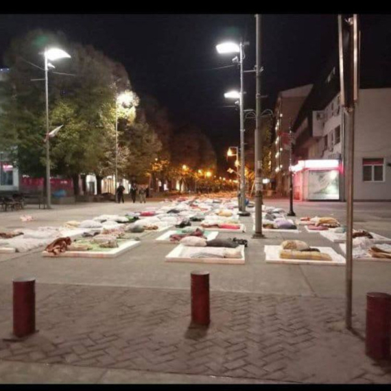 Blokaderi doživeli fijasko: Komične scene iz Inđije – scenografija je postavljena, samo glumaca nema nigde