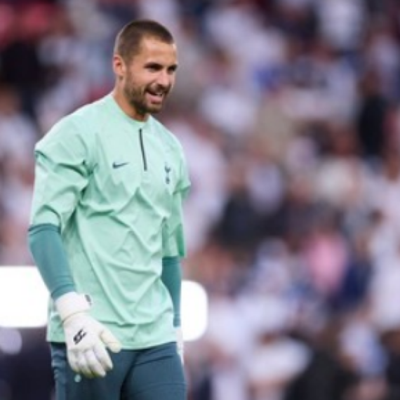 Osvojio Ligu Evrope, pa se penzionisao u 26. i postao fotograf