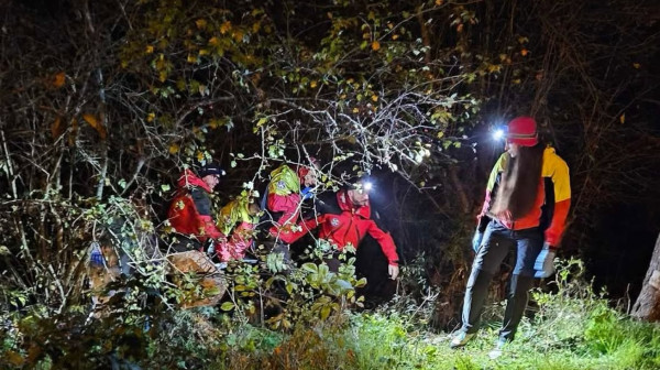 Njihovom prisebnošću izbegnuta veća tragedija: Vatrogasci-spasioci izvukli dečaka na kog je pala stena