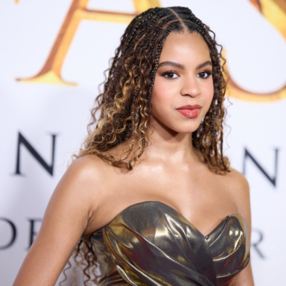 Jedni je hvale, drugi je pljuju – a svi se pitaju: "Da li ona stvarno ima 13 godina?" FOTO