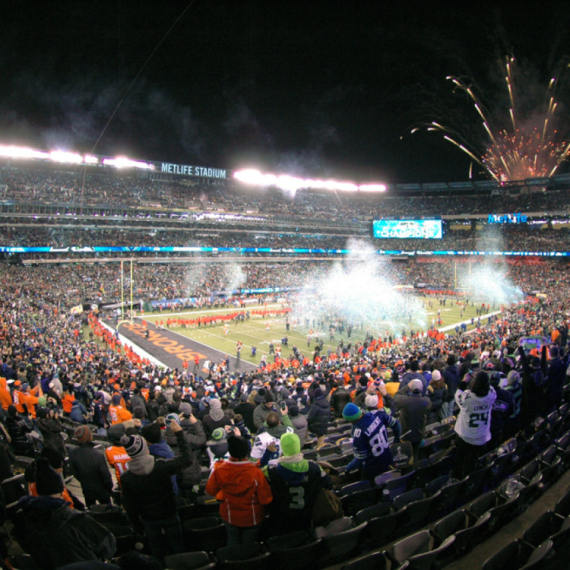 Svi bruje o milijarderki pored fudbalskog terena: Uspešna i misteriozna, ruši sve predrasude VIDEO