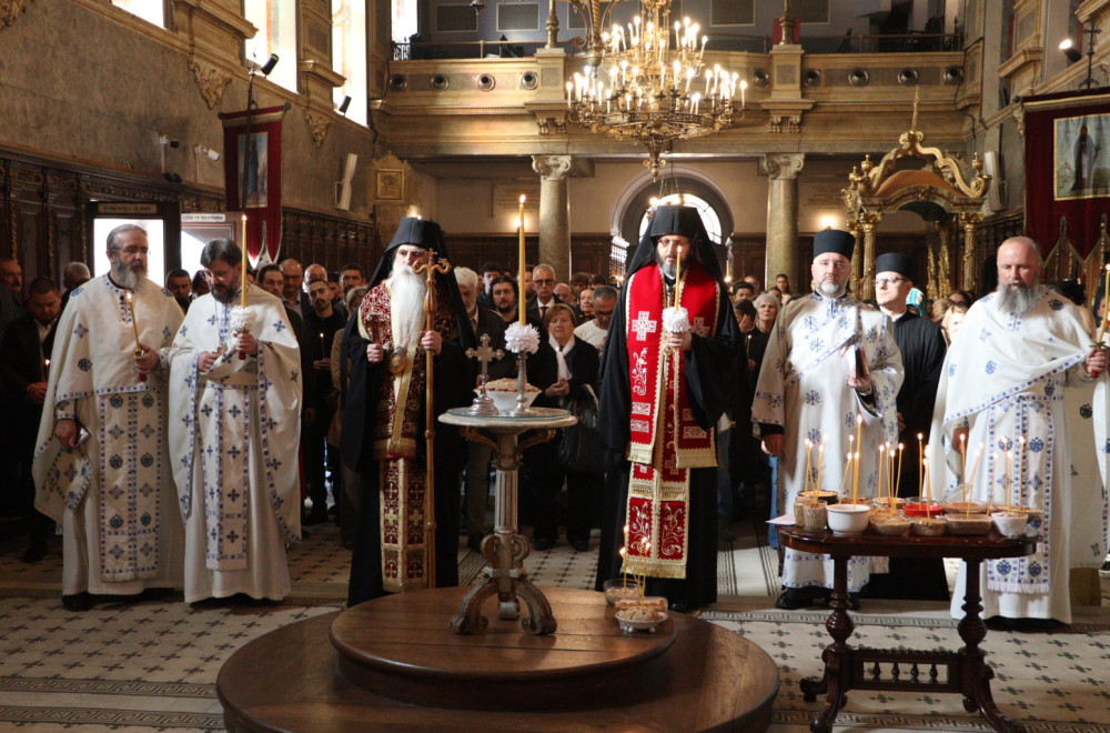 Služen parastos u Hramu Svetog Save za nastradale u padu nadstrešnice u Novom Sadu; Prisustvovao Vučić VIDEO