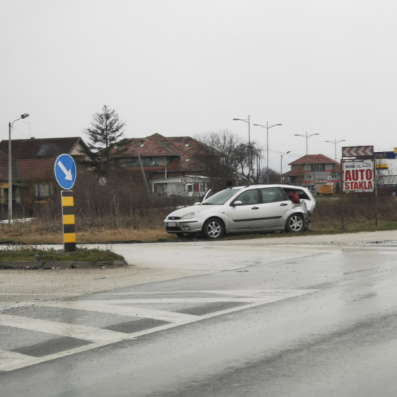 Saobraćajna nesreća kod Gornjeg Milanovca: Jedno vozilo sletelo sa puta; Delovi automobila rasuti po putu