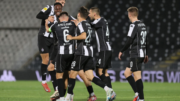 Zvezda posle Graca putuje u Bačku Topolu – Partizan protiv "fenjeraša"