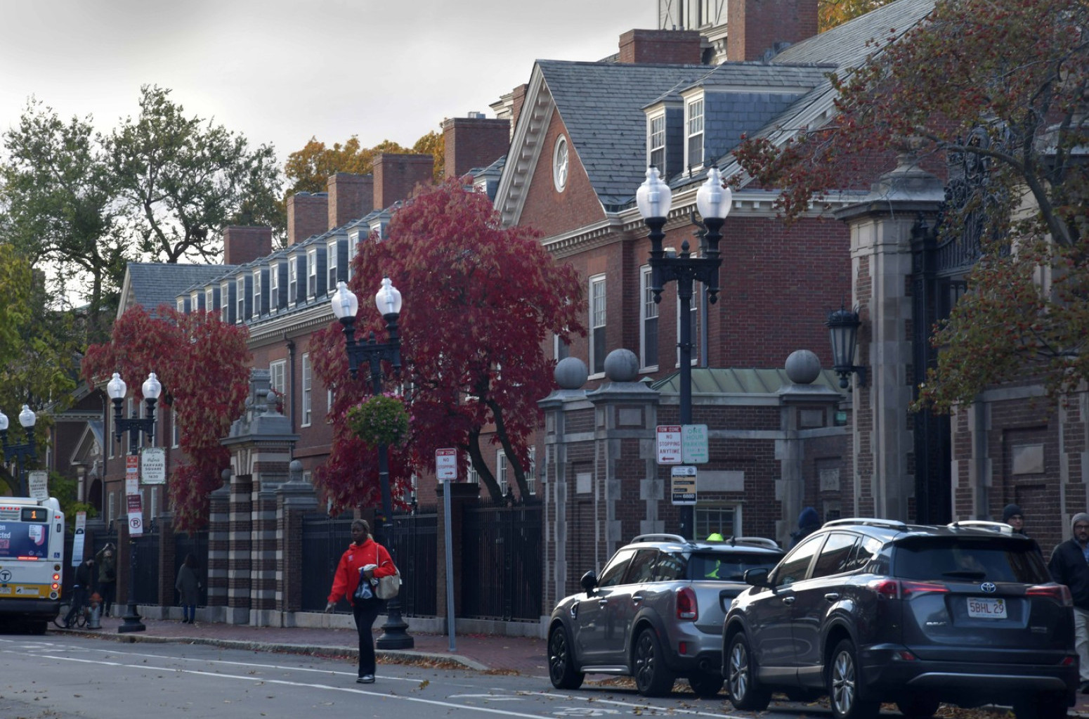 Eksplozija na Harvardu; Oglasila se policija i objavila fotografije dve osobe sa maskama na licu FOTO