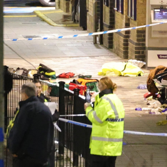 Krvavi napad u vozu: Desetoro izbodenih, devetoro u kritičnom stanju; Muškarac jurio ljude? FOTO/VIDEO