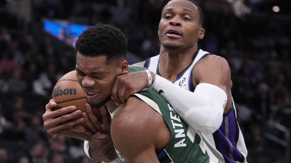 "Osakaćeni" Pejsersi šokirali Voriorse, Janis na kolenima protiv Vestbruka VIDEO