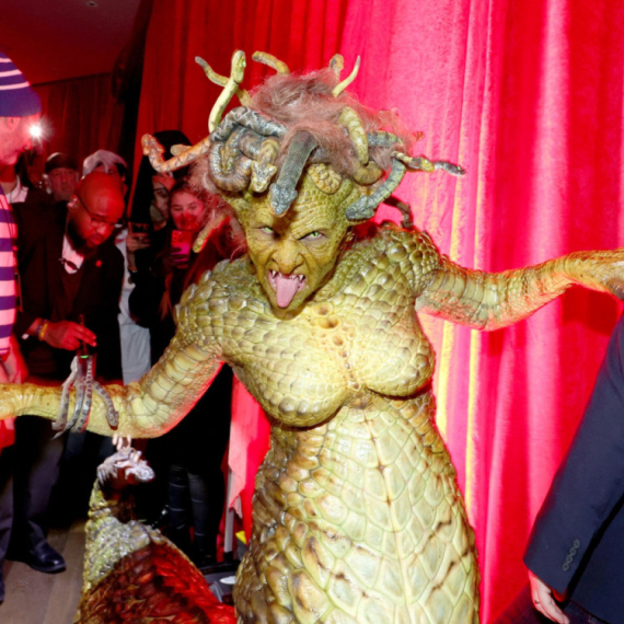 Ne plašite se, ispod maske čudovišta krije se jedna od najlepših žena sveta FOTO