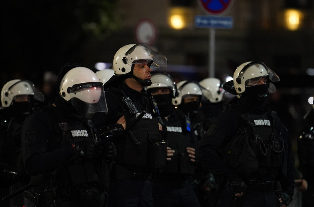 Hitno se oglasio MUP: Blokaderi napali građane; Bacali baklje i pirotehniku, povređen policajac