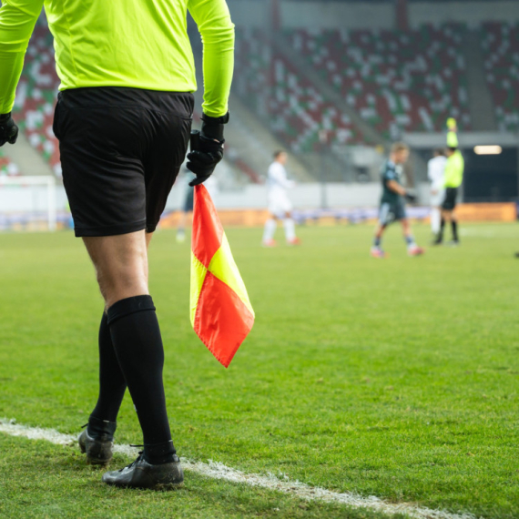 Haos na utakmici u BiH – navijači jurili da biju sudije zbog penala u 93. VIDEO