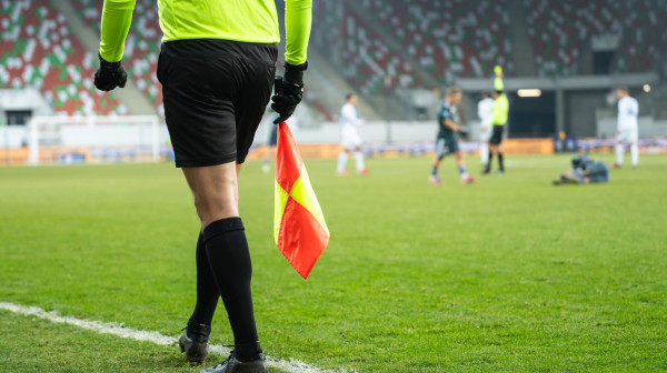 Haos na utakmici u BiH – navijači jurili da biju sudije zbog penala u 93. VIDEO