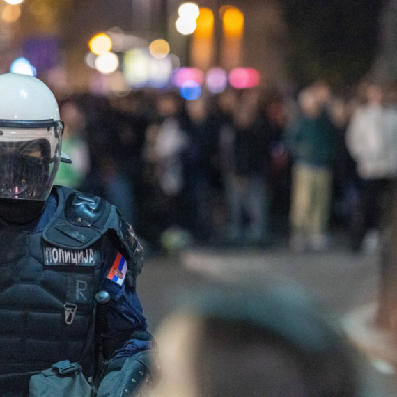 Napad na policiju zbog "Ćacilenda": Devojka nožem nasrnula na policajca