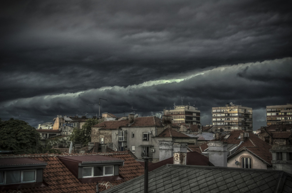 Oblačni "zid" se nadvio nad gradom; Na snazi je narandžasto upozorenje VIDEO