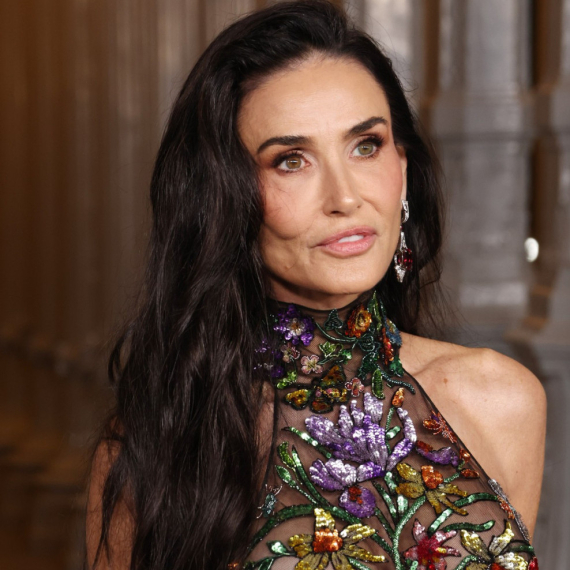 Na njoj samo cveće i kristali: Demi Mur gotovo naga FOTO