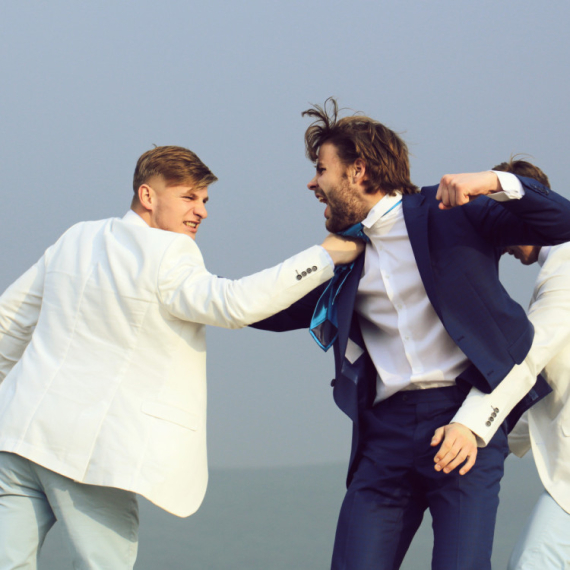 Karambol na svadbi u Leskovcu: Mlada zadržala svoje prezime, svekar pobesneo, pa krenula opšta tuča