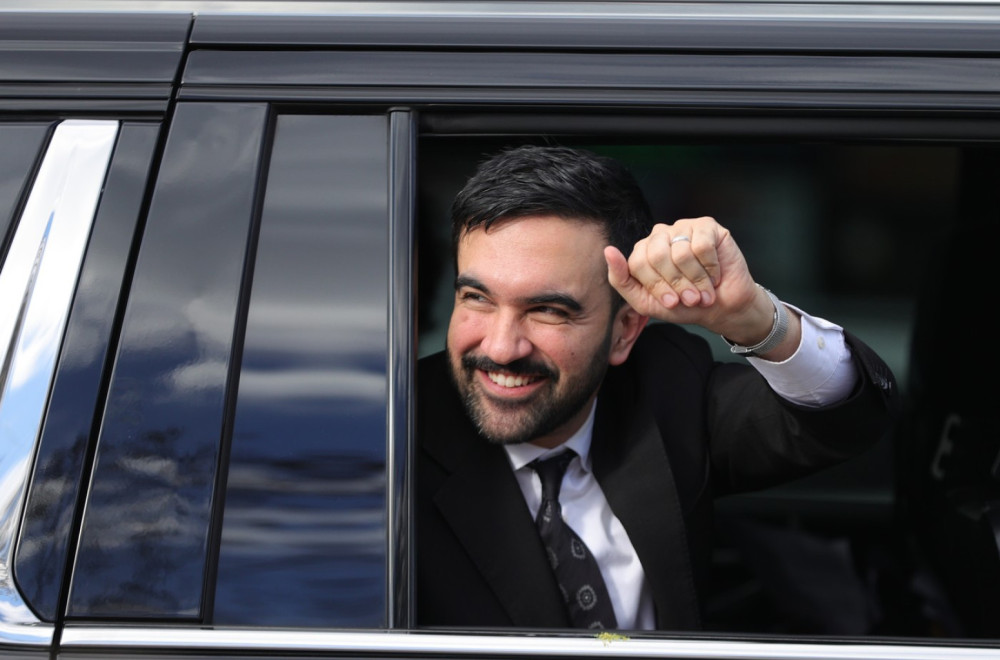 Skandal u Njujorku: Gradonačelnik pokazao albanskog orla FOTO