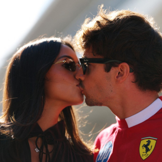 Vozač Formule 1 zaprosio devojku: Sve puca od romantike, a pažnju ukrao njegov pas FOTO