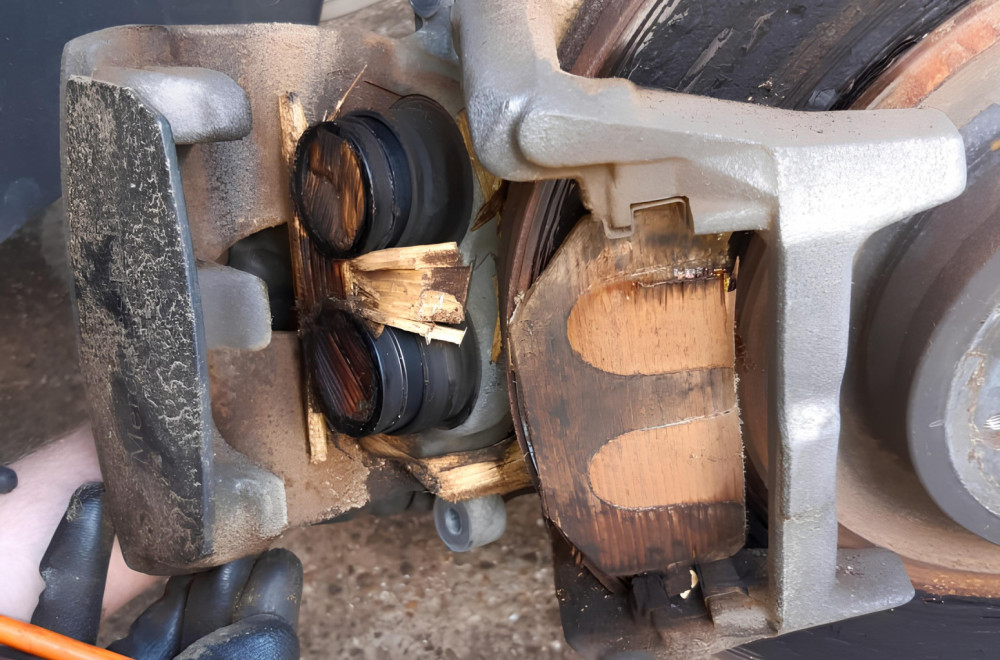 Kupili polovan Mercedes i ostali bez teksta – na točkovima zatekli drvene kočnice! FOTO