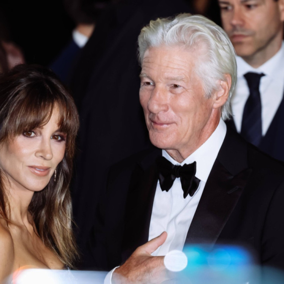 Ima suprugu 34 godine mlađu, a u ovome je njegova tajna: "Samo kad mi ona to dozvoli" FOTO