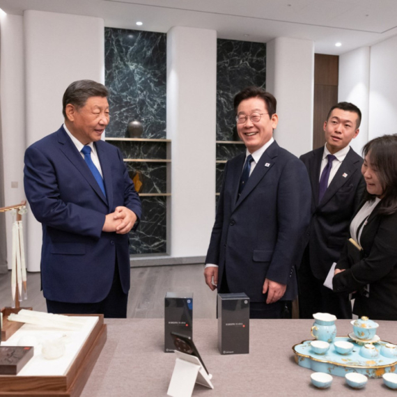 Si se našalio sa južnokorejskim predsednikom: Proverite da nema špijunskog softvera VIDEO