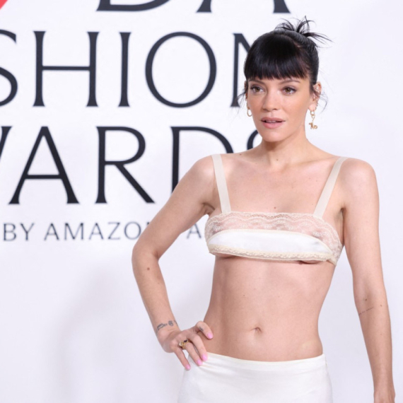 Lili Alen šokirala na promociji albuma: Gostima poklonila igračku za odrasle – oni oduševljeni FOTO