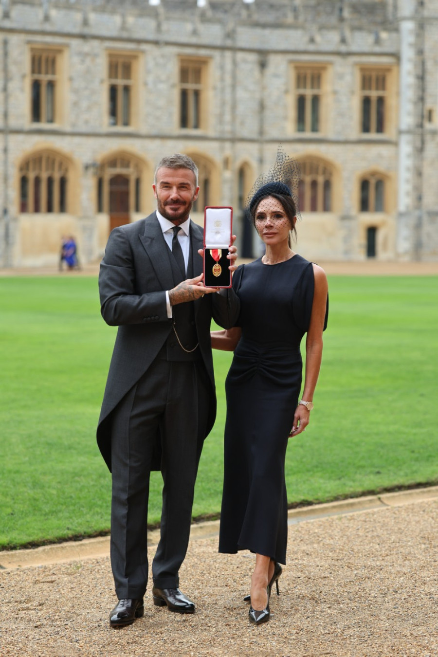 Dejvid Bekam zvanično postao vitez: Odlikovao ga princ Čarls FOTO/VIDEO