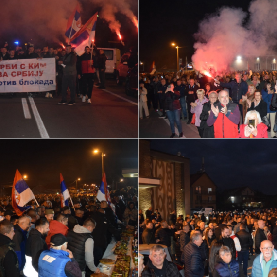 Srbi sa KiM nastavili put; Domaćinski doček u Meljaku: Više hiljada ljudi, špalir sa bakljama i vatromet FOTO