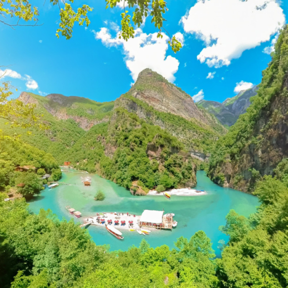 Ovaj skriveni raj nadomak Srbije zovu evropskim Tajlandom: Krije neopisivu prirodu i vodu tirkizniju od mora