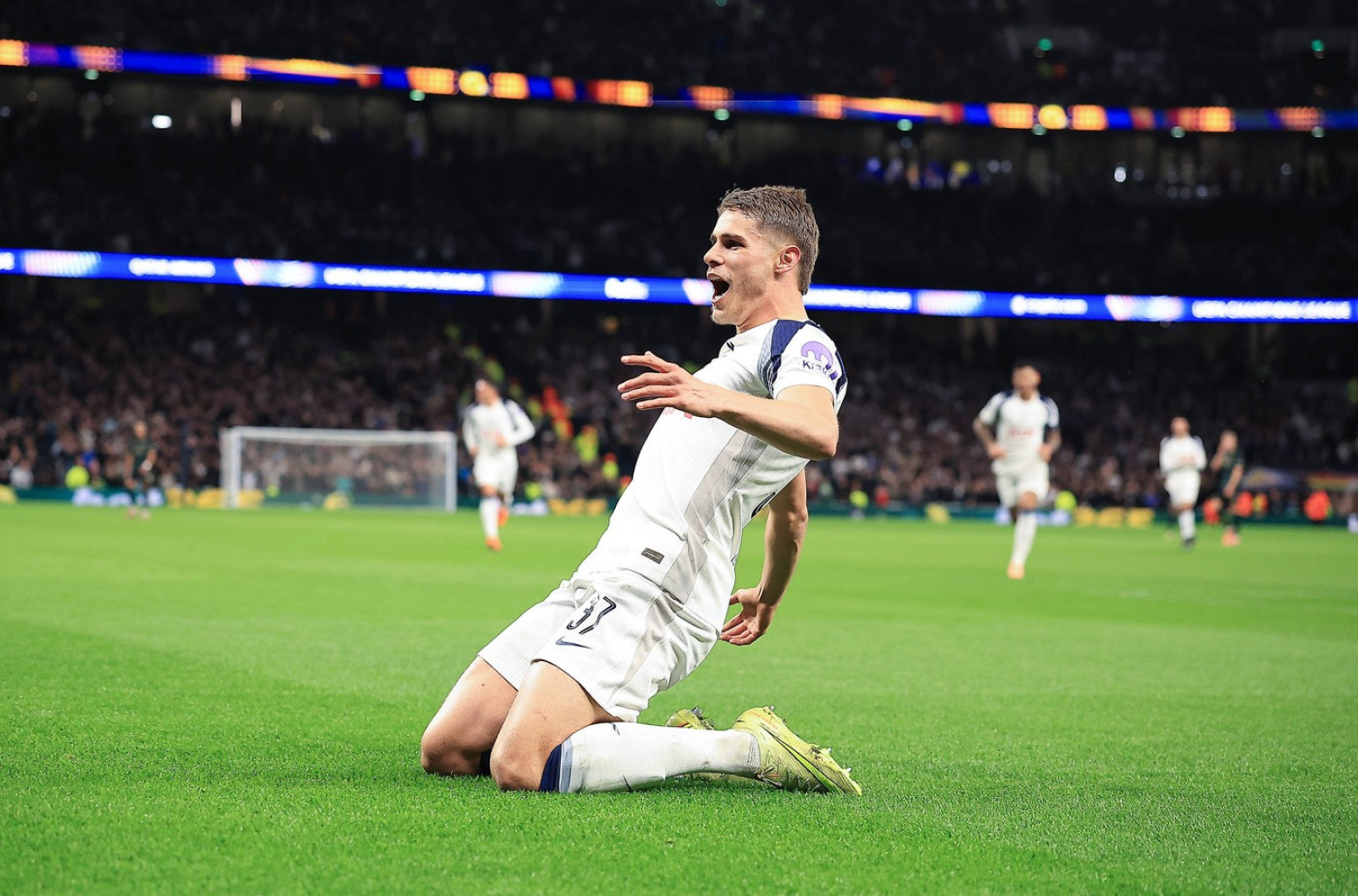 Da li je to Ronaldo? Ili je Mesi? Ne, to je Miki! VIDEO