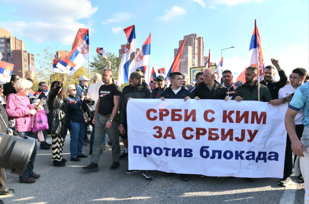 Srbi sa Kosova stigli u Beograd: Dočekali ih brojni građani – vijore se zastave FOTO/VIDEO