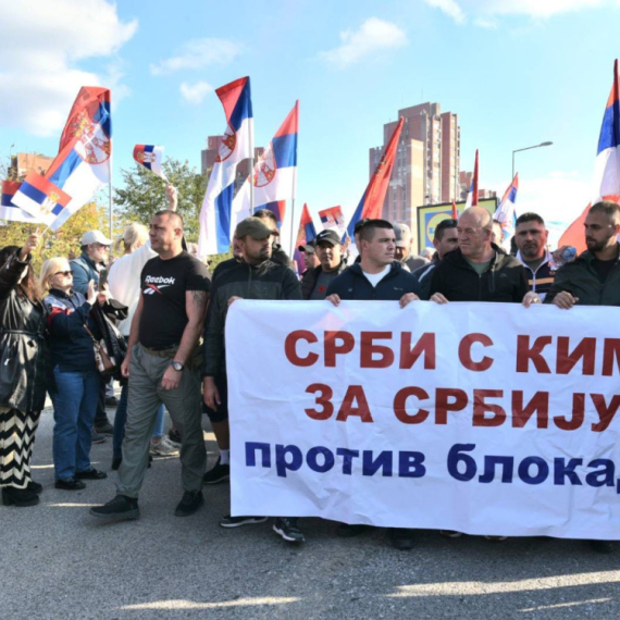 Srbi sa Kosova stigli u Beograd: Dočekali ih brojni građani – vijore se zastave FOTO/VIDEO