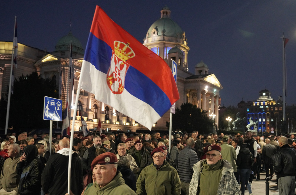 Bog čuva Srbiju: Dok se orila himna, a blokaderi zviždali, na srpskoj zastavi se ukazao krst