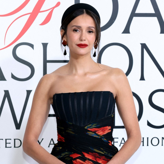 Samoća joj prija: Lepa glumica zaludela sve providnom haljinom FOTO/VIDEO