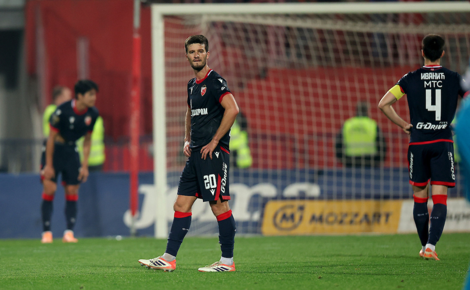 Zvezda saterana uza zid