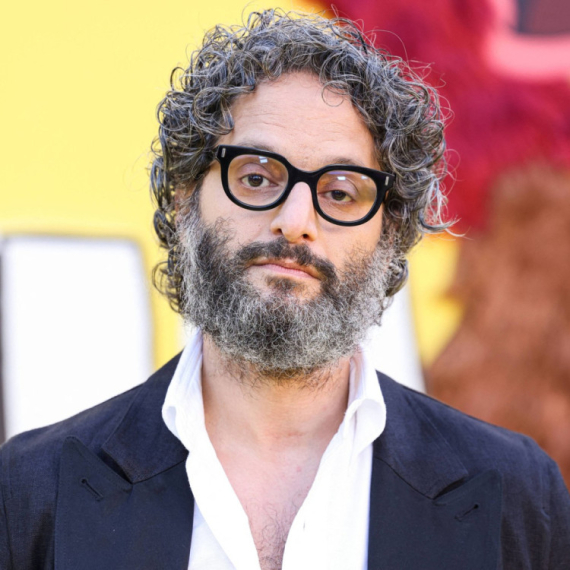 Objavljena najava za 2. sezonu popularne krimi-komedije "A Man on the Inside": Nova tajna misija VIDEO