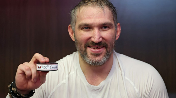 Ovečkin postigao 900. gol u NHL – golman sakrio jubilarni pak u pantalone VIDEO