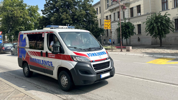 Žena se kolima zakucala u ugostiteljski objekat: Saobraćajna nezgoda u širem centru Čačka