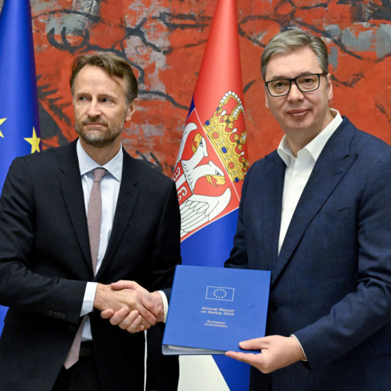 Bekerat uručio Vučiću godišnji Izveštaj EK o napretku Srbije FOTO