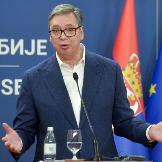 Vučić žestoko o sramnom skandiranju ispred Skupštine: Prevedite ono navijanje, to je vrhunac političke misli
