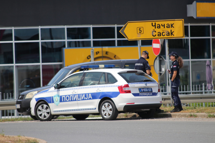 Težak udes kod Čačka: Izgubio kontrolu, pa uleteo u dvorište; Vozač povređen FOTO