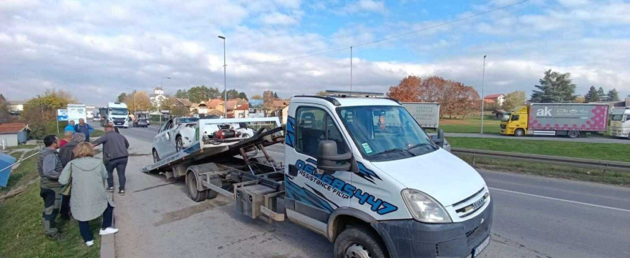 Težak udes kod Čačka: Izgubio kontrolu, pa uleteo u dvorište; Vozač povređen FOTO