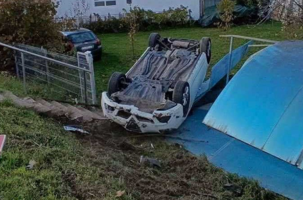 Težak udes kod Čačka: Izgubio kontrolu, pa uleteo u dvorište; Vozač povređen FOTO