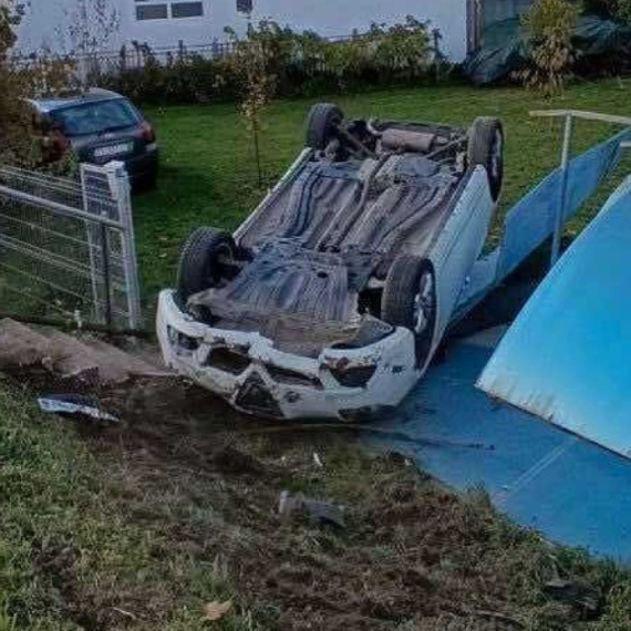 Težak udes kod Čačka: Izgubio kontrolu, pa uleteo u dvorište; Vozač povređen FOTO