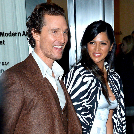 Holivudski šmeker pokazao isklesane trbušnjake u 6. deceniji: "Danas slavimo tebe" FOTO