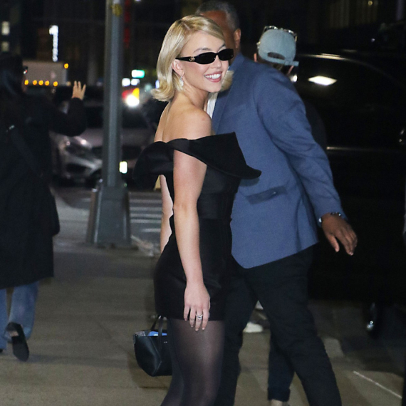 Seks-bomba slagala da je sama? Sa novim dečkom se ljubi pred svima FOTO