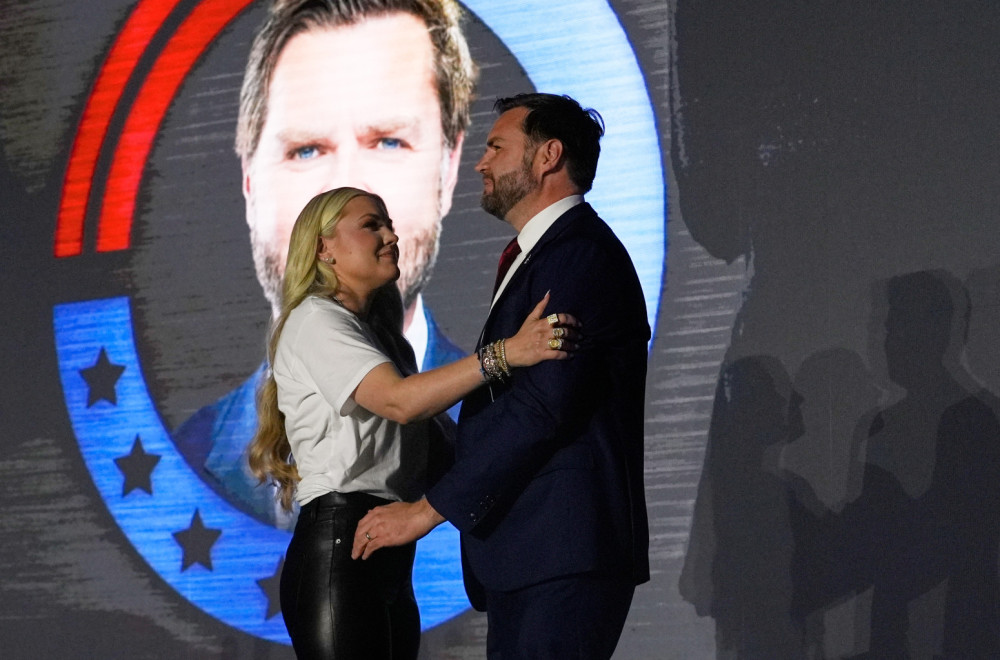 Kirkova udovica ponovo u misterioznom zagrljaju: Otkriveno šta je rekla Džej Di Vensu FOTO/VIDEO