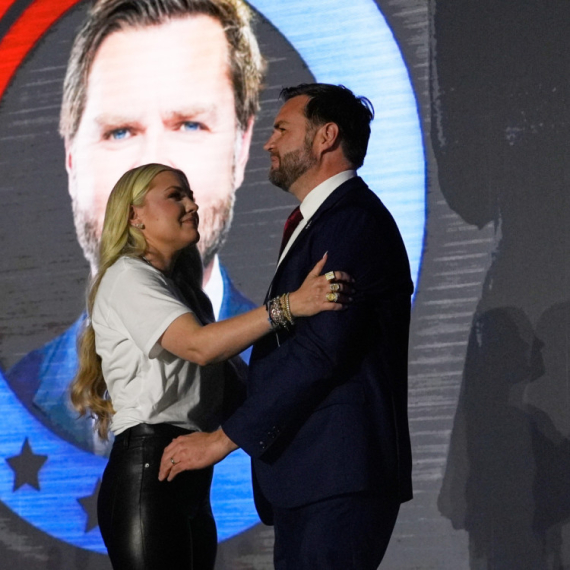 Kirkova udovica ponovo u misterioznom zagrljaju: Otkriveno šta je rekla Džej Di Vensu FOTO/VIDEO