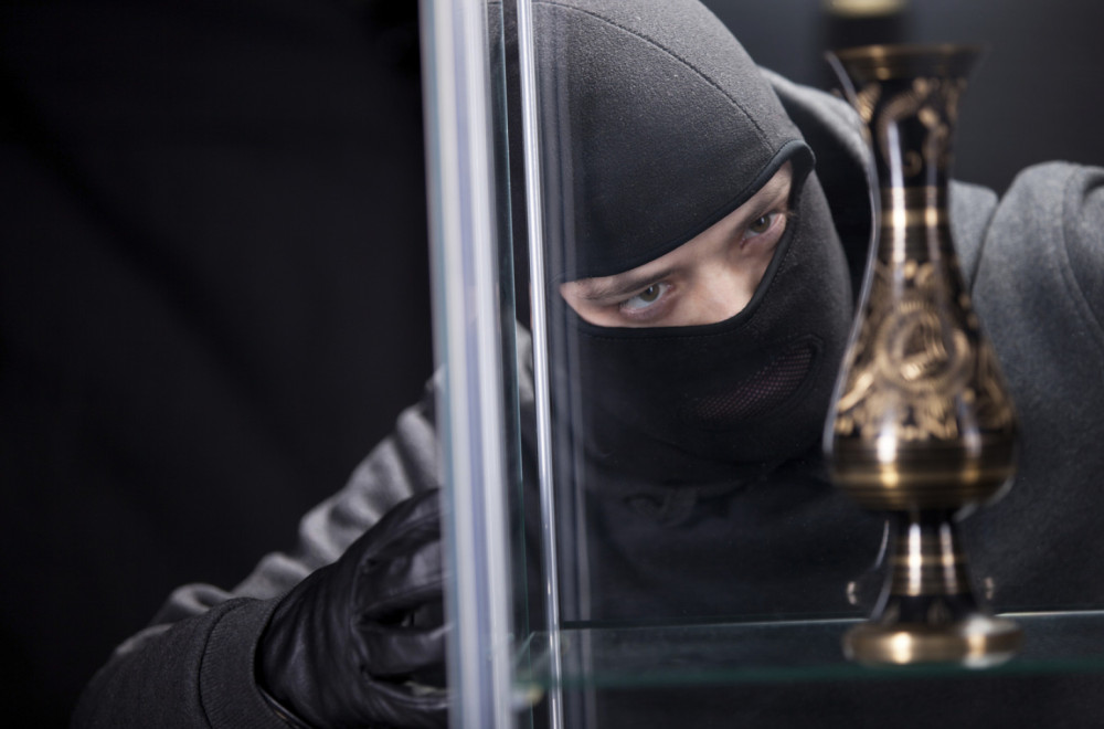 Umoran od pljačkanja: Provalnik obio stan, pa zaspao u njemu; Vlasnica ga zatekla u svom krevetu