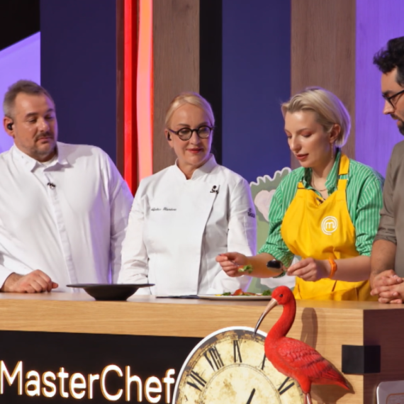 Sanja rame uz rame sa sudijama "MasterChef Srbija": Takmičarka ocenjuje jelo svojih kolega